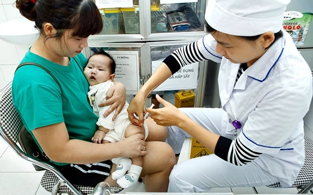 Tiêm vắc-xin là biện pháp phòng bệnh sởi hiệu quả nhất cho trẻ nhỏ. Ảnh: Dương Ngọc
