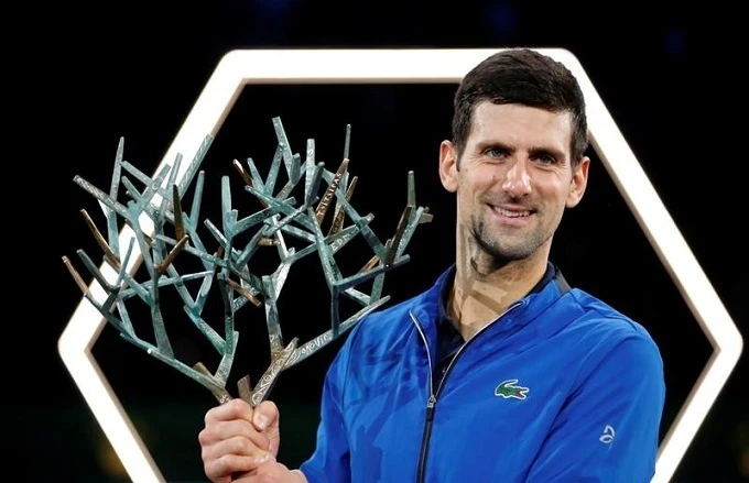 Novak Djokovic hạnh phúc bên chiếc cúp vô địch Paris Masters thứ năm trong sự nghiệp. (Ảnh: Reuters)