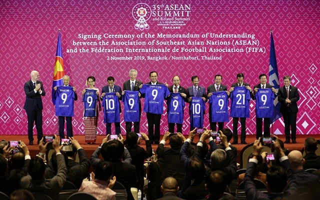 Thủ tướng Chính phủ Nguyễn Xuân Phúc và các nhà lãnh đạo của các quốc gia ASEAN, Tổng Thư ký ASEAN, Chủ tịch FIFA tại lễ ký.