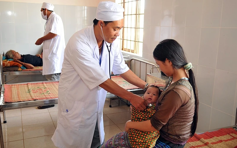 Bác sĩ Bệnh viện đa khoa huyện Ðắk G’long (Ðắk Nông) khám, chữa bệnh cho đối tượng có thẻ bảo hiểm y tế trên địa bàn. Ảnh: Nguyễn Ðăng