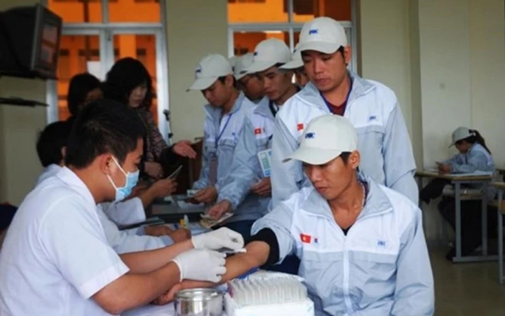 Lao động Việt Nam được kiểm tra sức khỏe trước khi sang nước ngoài. Ảnh minh hoạ: TTXVN