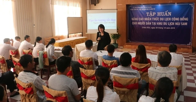Người dân An Giang tham gia lớp tập huấn nâng cao nhận thức về du lịch.