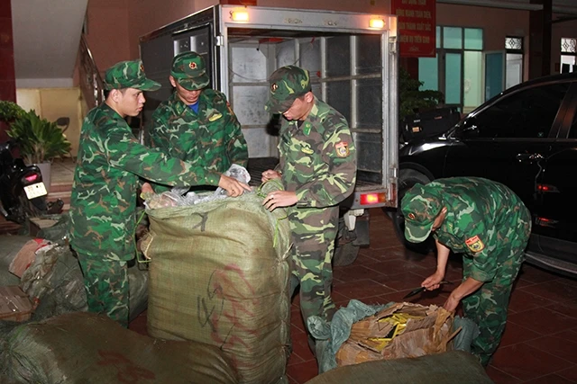 Cán bộ, chiến sĩ đồn biên phòng Tân Thanh, (Văn Lãng) thu giữ tòa bộ số hàng lậu.