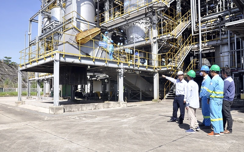 Cán bộ, kỹ sư Nhà máy xử lý chất thải công nghiệp phát điện tại Nam Sơn, huyện Sóc Sơn (Hà Nội) thực hiện công tác kiểm tra định kỳ.