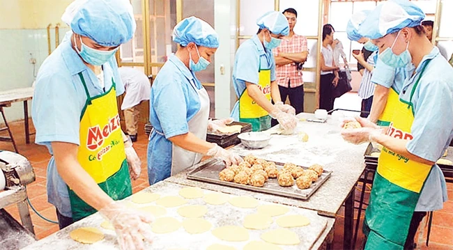 Sản xuất bánh kẹo tại một cơ sở ở Cụm công nghiệp La Phù, huyện Hoài Đức. Ảnh: CÔNG HÙNG