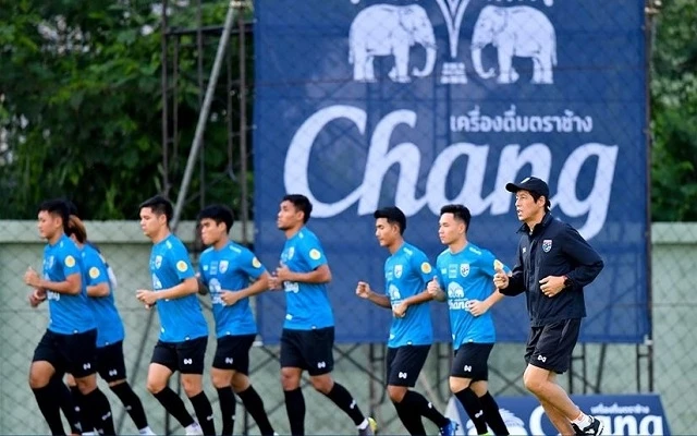 HLV Akira Nishino (bìa phải) đã công bố danh sách đội tuyển Thái Lan chuẩn bị đấu đội tuyển Việt Nam và Malaysia ở hai lượt trận quan trọng thuộc vòng loại World Cup 2022 trong tháng 11. (Ảnh: FAT)