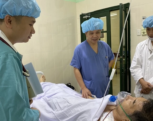 PGS, TS Nguyễn Hữu Ước và ThS Lê Nhật Tiên thăm bệnh nhân người Nhật được phát hiện nhồi máu cơ tim cấp.