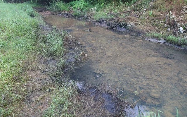 Khu vực đầu nguồn của nước sạch sông Đà bị nhiễm dầu thải ở Hòa Bình (Ảnh: Giang Ngọc).