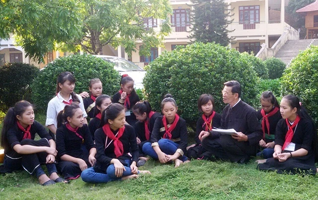 Nghệ nhân Nhân dân Lưu Xuân Lai truyền dạy hát then, đàn tính cho học sinh Trường THPT Yên Bình (huyện Ðịnh Hóa, tỉnh Thái Nguyên).