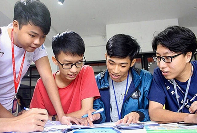 Sinh viên hứng thú với phần mềm tìm gia sư SHub Teacher, một trong những sản phẩm tiêu biểu của chương trình "Tri thức trẻ vì giáo dục".