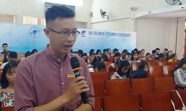 Sinh viên Trường đại học mở TP Hồ Chí Minh trao đổi, thảo luận về ứng xử trên mạng xã hội.