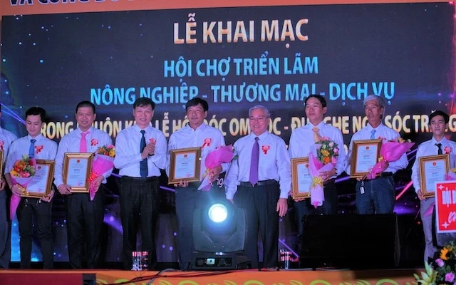 Bí thư Tỉnh ủy Sóc Trăng Phan Văn Sáu và đại diện Ban Điều phối OCOP quốc gia trao Chứng nhận đạt chuẩn OCOP bốn sao cho các doanh nghiệp.