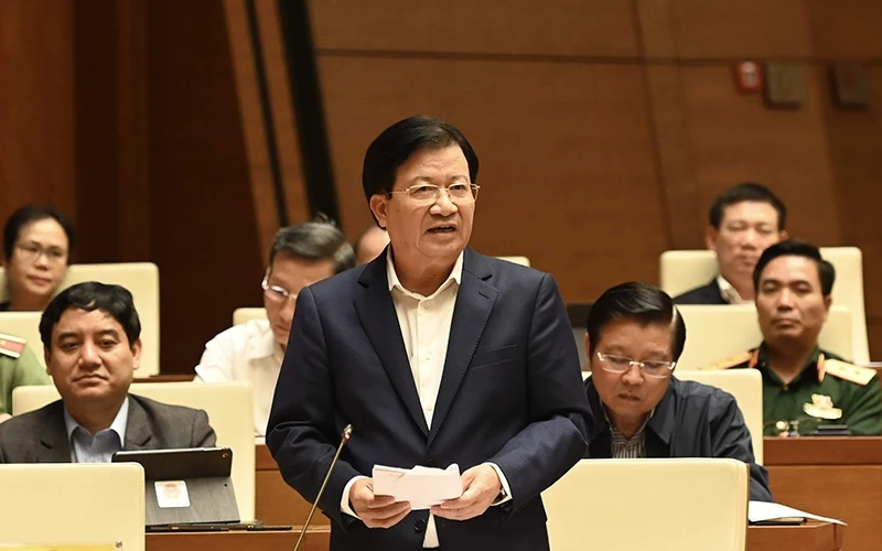 Phó Thủ tướng Chính phủ Trịnh Đình Dũng phát biểu giải trình tại phiên chất vấn của Quốc hội chiều ngày 6-11.