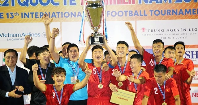 U21 tuyển chọn Việt Nam nhận cúp.
