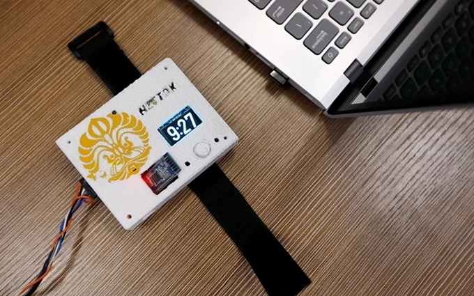 Nettox, một thiết bị đeo tay được sinh viên Indonesia phát minh để cảnh báo mọi người về thời gian họ ít vận động. (Ảnh: Reuters)