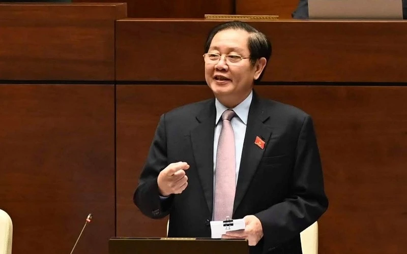 Bộ trưởng Nội vụ Lê Vĩnh Tân trả lời chất vấn trước Quốc hội.