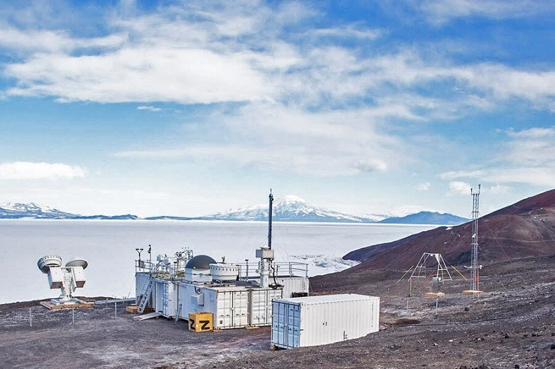 Thiết bị di động đo lường bức xạ khí quyển (ARM) được triển khai tại Trạm McMurdo, Nam Cực.