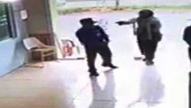 Hình ảnh Đào Xuân Tư chĩa súng vào nhân viên bảo vệ ngân hàng được camera ghi lại.