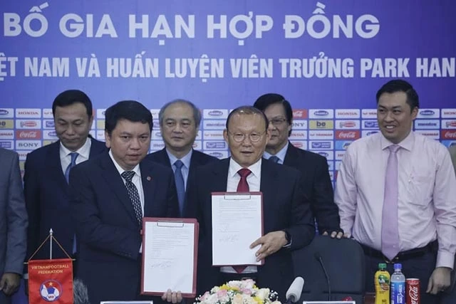 HLV Park Hang Seo chính thức ký hợp đồng gia hạn thêm ba năm với bóng đá Việt Nam.