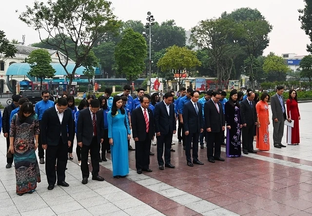 Đoàn đại biểu Thành ủy, HĐND, UBND, Ủy ban MTTQ thành phố Hà Nội đặt hoa tưởng niệm tại tượng đài V.I. Lê-nin.