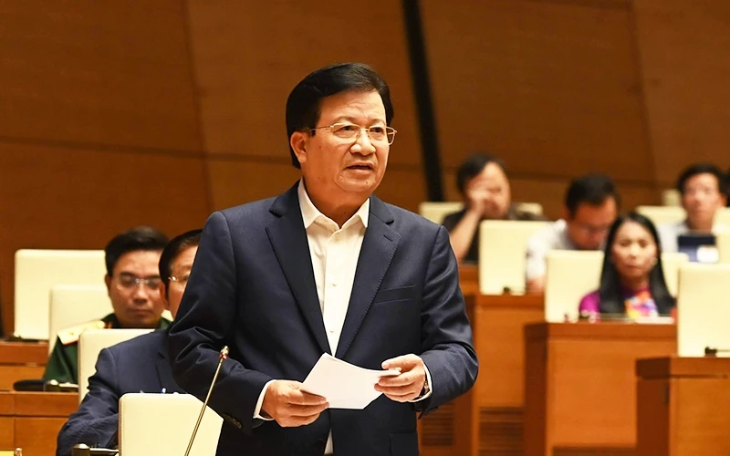 Phó Thủ tướng Chính phủ Trịnh Đình Dũng tham gia giải trình trước Quốc hội sáng 7-11.