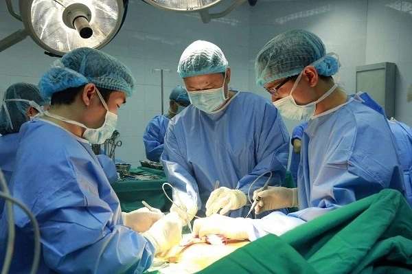 Các bác sĩ Bệnh viện Trung ương Quân đội 108 thực hiện ca ghép tạng.