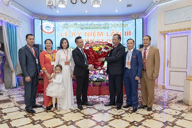 Đồng chí Nguyễn Mạnh Hiền tặng lãng hoa chúc mừng Hội.