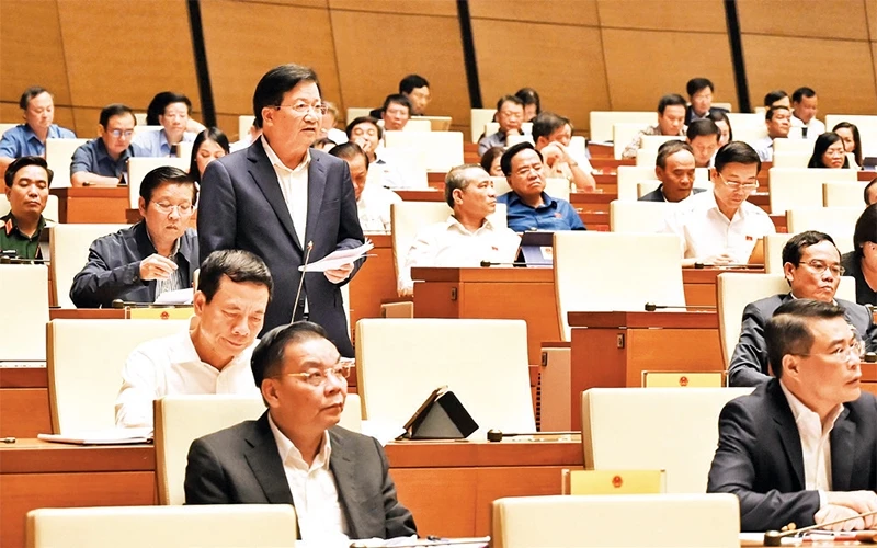 Phó Thủ tướng Trịnh Ðình Dũng thay mặt Chính phủ trả lời chất vấn của đại biểu Quốc hội. Ảnh: DUY LINH