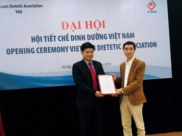 Đại diện Bộ Nội Vụ trao quyết định thành lập Hội Tiết chế dinh dưỡng Việt Nam