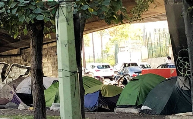 Người nhập cư dựng lều gần đường đi ở phía bắc Paris.