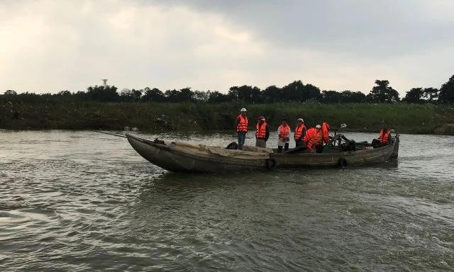 Người dân vùng ốc đảo thôn Ân Phú, xã Tịnh An, TP Quảng Ngãi qua lại sông Trà Khúc bằng đò.
