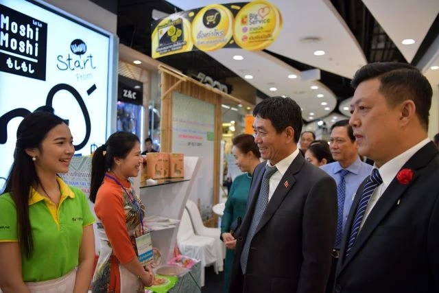 Đại sứ Nguyễn Hải Bằng cùng quan khách Thái Lan tham quan các gian hàng Việt Nam.
