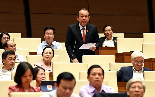 Phó Thủ tướng Thường trực Chính phủ Trương Hòa Bình thay mặt Chính phủ trả lời chất vấn của các đại biểu Quốc hội. Ảnh: DUY LINH
