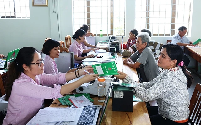 Ngân hàng Chính sách xã hội tỉnh Ninh Thuận đẩy mạnh cải cách hành chính trong giao dịch, giúp người nghèo vay vốn để sản xuất.