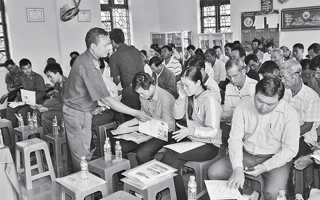 Bộ đội Biên phòng tỉnh Sóc Trăng tuyên truyền phổ biến giáo dục pháp luật tới người dân vùng biên giới.