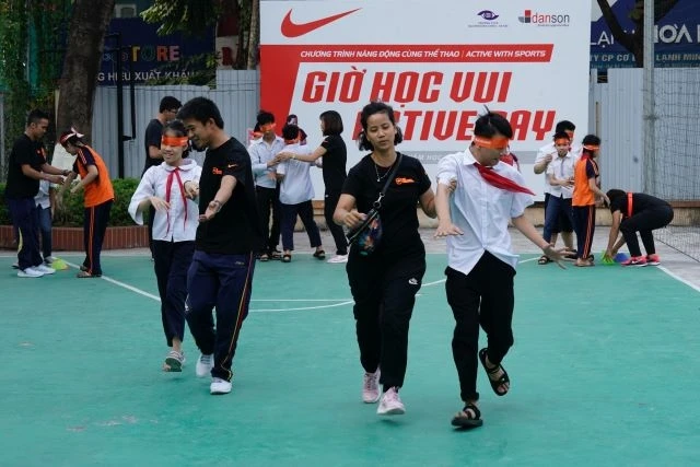Học sinh khiếm thị Trường THCS Nguyễn Đình Chiểu tham gia các trò chơi vận động.