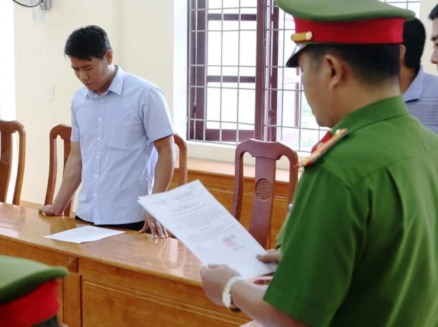 Đại diện Công an Quảng Bình công bố quyết định khởi tố Nguyễn Hoài Nam.