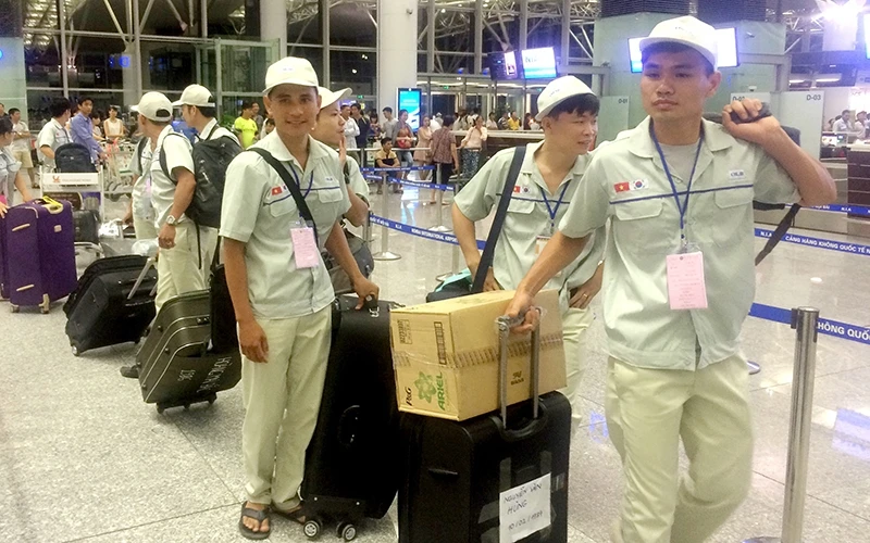 Người lao động làm thủ tục xuất cảnh tại sân bay quốc tế Nội Bài (Hà Nội). Ảnh: Nguyễn Ðăng