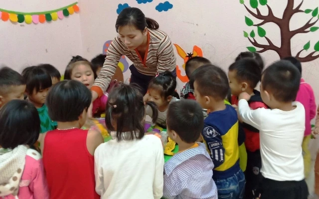 Cô giáo Lương Thị Chon với học sinh mầm non xã Bát Mọt, huyện Thường Xuân. 