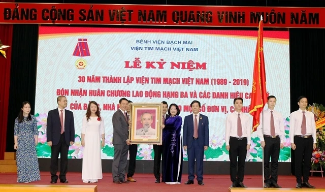 Phó Chủ tịch nước Đặng Thị Ngọc Thịnh đến dự và gắn Huân chương Lao động hạng Ba lên Lá cờ truyền thống của Viện Tim mạch Việt Nam.