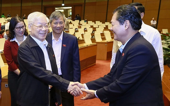 Tổng Bí thư, Chủ tịch nước Nguyễn Phú Trọng với các đại biểu trong giờ giải lao tại phiên chất vấn. Ảnh: DUY LINH