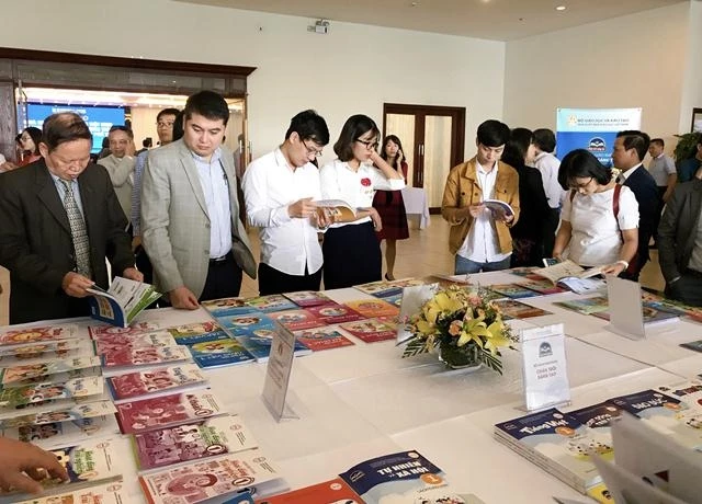 Các đại biểu xem các bản mẫu sách giáo khoa do Nhà xuất bản Giáo dục Việt Nam biên soạn.