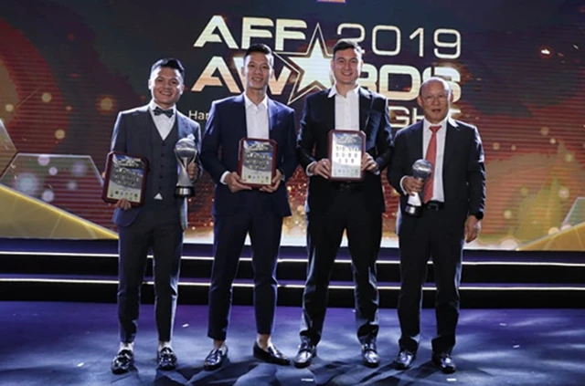 HLV Park cùng ba học trò ưu tú góp mặt trong đội hình Best XI của AFF Award 2019.
