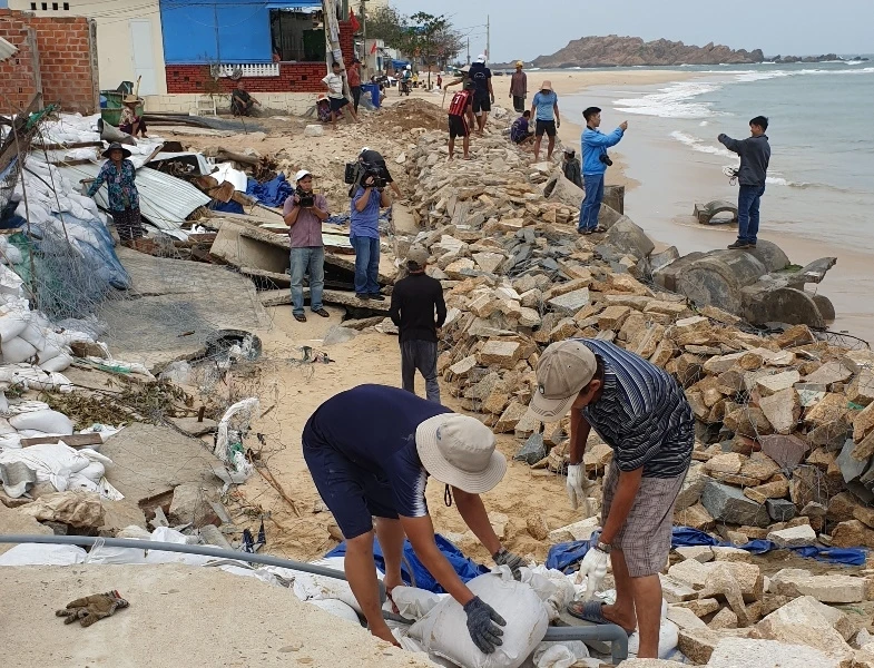 Nhân dân xã Nhơn Hải, TP Quy Nhơn tập trung gia cố đoạn kè biển trước khi bão số 6 đổ bộ. Ảnh: CÁT HÙNG