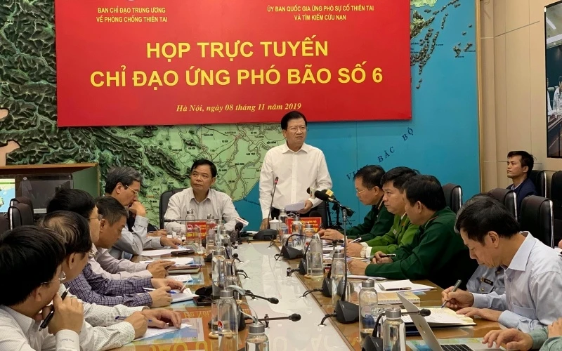 Phó Thủ tướng Chính phủ Trịnh Đình Dũng chỉ đạo tại cuộc họp trực tuyến ứng phó với bão số 6 ngày 11-8.