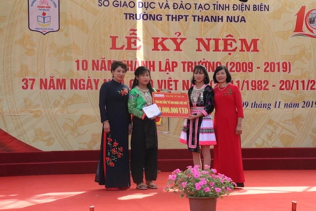 Đại diện Báo Phụ nữ Thủ đô trao học bổng “Nữ sinh nghèo vượt khó” cho học sinh DTTS Thanh Nưa.