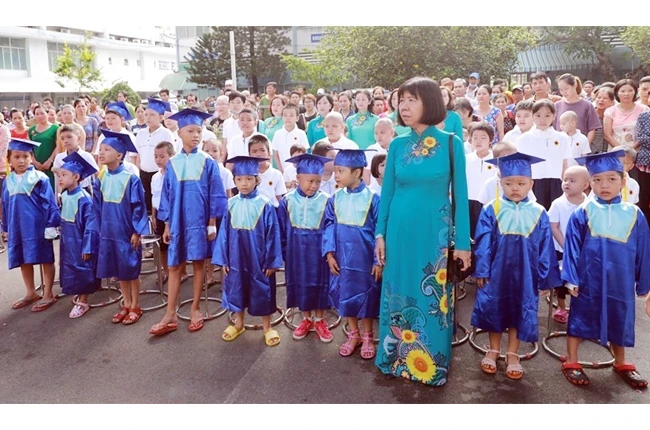 Cô giáo Đinh Thị Kim Phấn với học sinh trong lễ khai giảng đầu tiên của lớp học tại Bệnh viện Ung bướu TP Hồ Chí Minh.