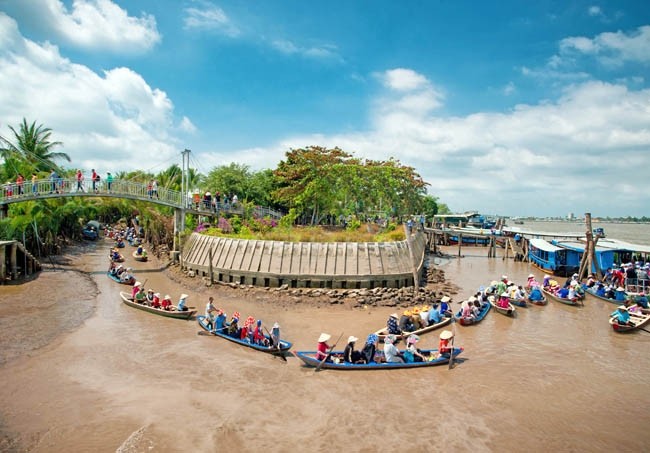 Mùa hè này, với những bức ảnh du lịch tuyệt đẹp, Tiền Giang chính là điểm đến không thể bỏ qua. Vùng đất đầy nắng và gió sẽ đưa bạn đến những cánh rừng xanh rì, những bãi biển trắng nõn cùng với những đặc sản độc đáo chỉ có ở đây.