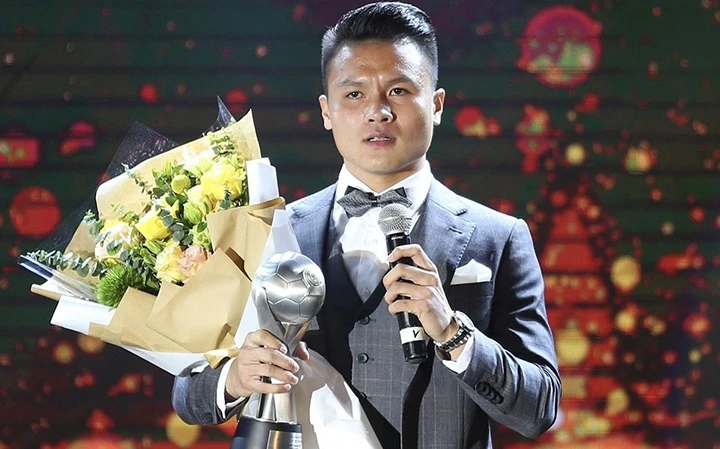Cầu thủ Quang Hải nhận giải Cầu thủ của năm 2019 do AFF trao tặng.
