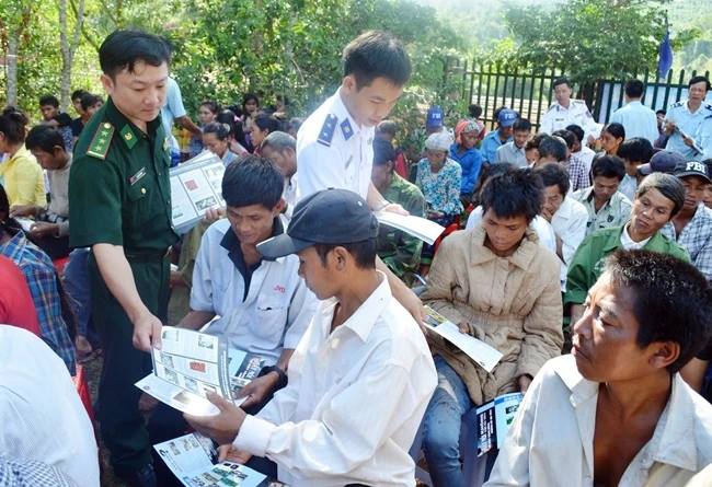 Bộ đội Biên phòng và Hải quan Quảng Bình tuyên truyền các quy định về phòng , chống ma túy tới đồng bào vùng biên giới huyện Minh Hóa.